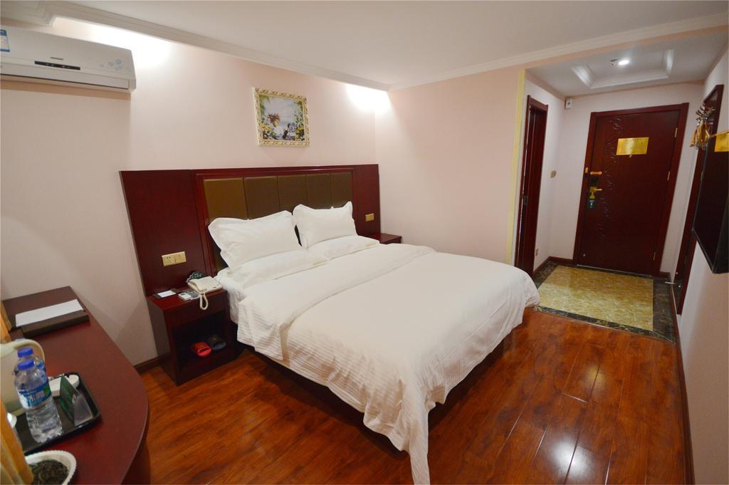 Greentree Inn Zhejiang Jiaxing West Zhongshan Road Vintage Car Building Express Hotel Екстер'єр фото